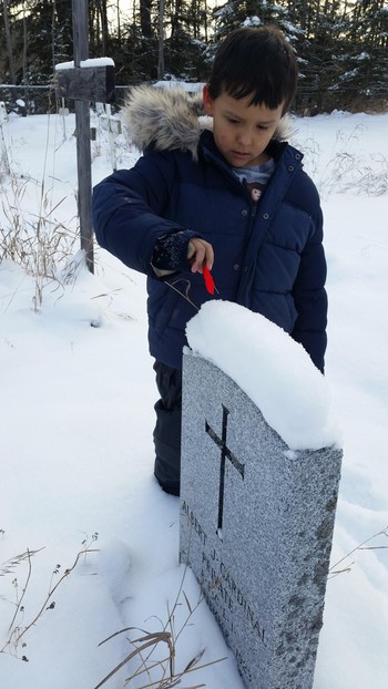Shaine Moyan paid tribute to a fallen soldier by placing a poppy at their headstone.
